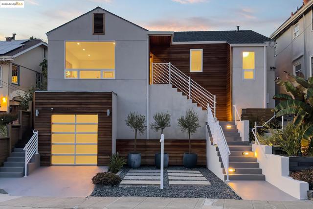 678 Walavista Ave, Oakland CA: https://media.crmls.org/mediaz/bd18e677-4900-45ef-abe3-725ce60cac5d.jpg