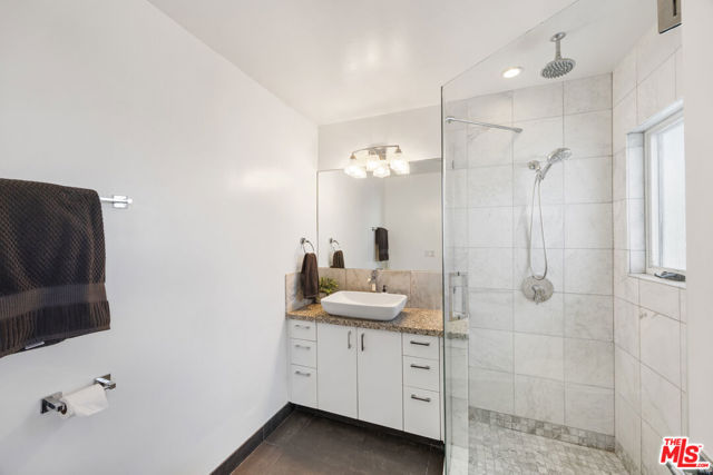 11 24th Avenue, Venice CA: https://media.crmls.org/mediaz/bd19570a-62ec-464a-91c0-4e669b085dda.jpg