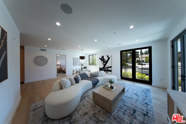 10352 Riverside Drive, Toluca Lake CA: https://media.crmls.org/mediaz/bd199e88-1d46-4742-92a9-d7340c359ba8.jpg