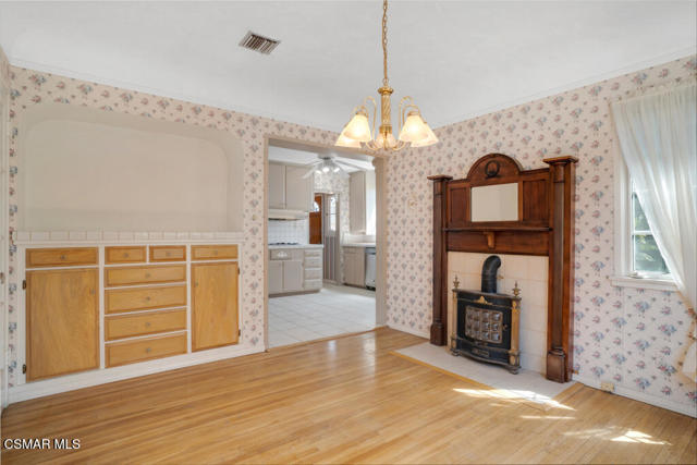 2327 Royal Avenue, Simi Valley CA: https://media.crmls.org/mediaz/bd19acf5-805e-4625-b1a8-9b1d78613f33.jpg