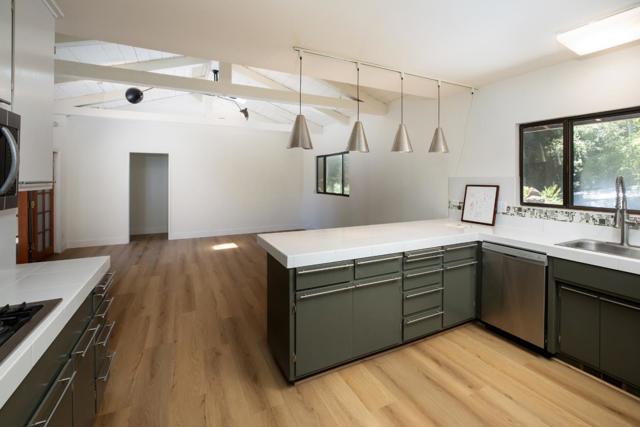 125 Grandview Drive, Woodside CA: https://media.crmls.org/mediaz/bd1abd2e-5c08-46ad-aaa4-6304041b4ba3.jpg