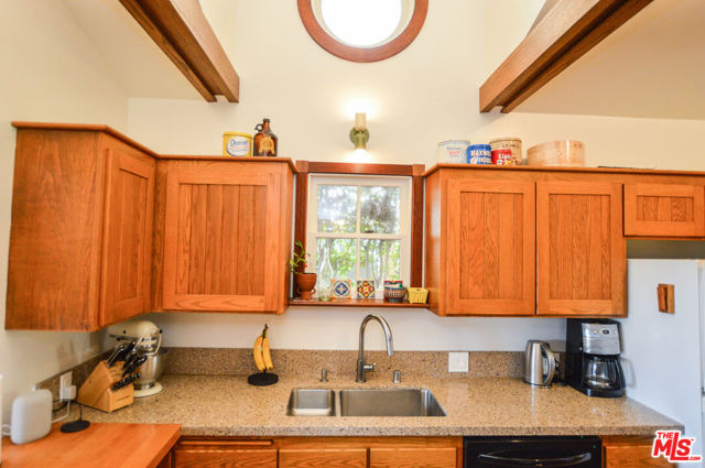 11136 Lucerne Avenue, Culver City CA: https://media.crmls.org/mediaz/bd1b1836-66b2-41c0-82b5-e2aaed2c63f4.jpg