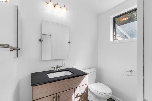 1881 Grand View Drive, Oakland CA: https://media.crmls.org/mediaz/bd1b3d3d-d425-4d16-be2f-a905be81cb01.jpg