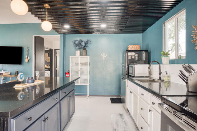 61589 El Reposo Street, Joshua Tree CA: https://media.crmls.org/mediaz/bd1b5c50-10be-4857-b35f-d4c64aa53015.jpg