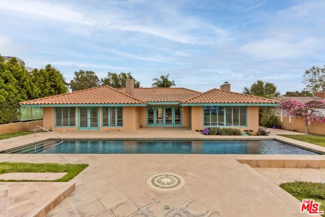 401 Alma Real Drive, Pacific Palisades CA: https://media.crmls.org/mediaz/bd1b6347-7b47-429b-bae0-efc62a0dfff5.jpg