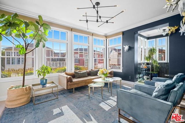 2584 Bungalow Place, Corona del Mar CA: https://media.crmls.org/mediaz/bd1b9f8b-fb9e-486a-8842-520db5ab3aec.jpg
