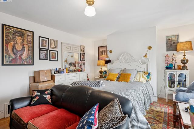 658 30Th Ave, San Francisco CA: https://media.crmls.org/mediaz/bd1c9303-47ae-47ae-bfa1-7ac2f111d050.jpg