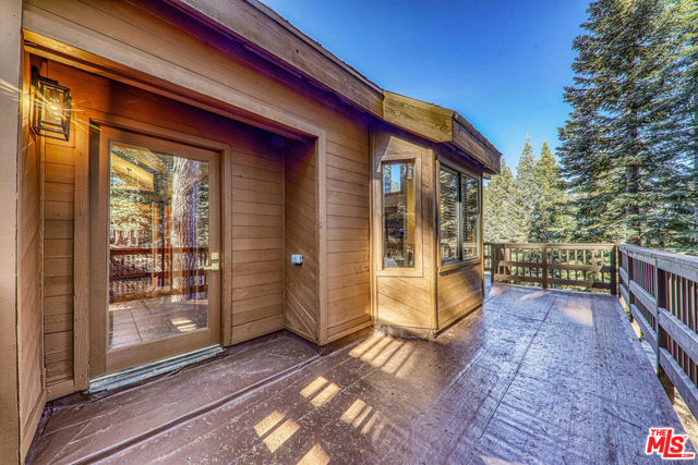 11504 Skislope Way, Truckee CA: https://media.crmls.org/mediaz/bd1cf816-6bc2-4469-ace3-ddcc5d966dc3.jpg