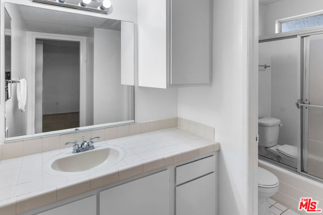 4660 Coldwater Canyon Avenue, Studio City CA: https://media.crmls.org/mediaz/bd1e2032-85b3-4e36-a5d5-e90a4beb7eb7.jpg