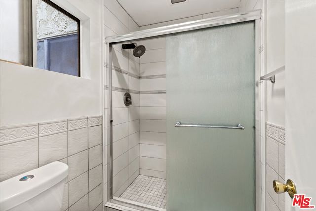 1033 6TH Street, Santa Monica CA: https://media.crmls.org/mediaz/bd1e387a-5b6d-451b-92aa-d443305e2888.jpg