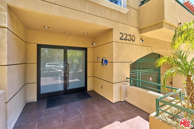 2230 S Bentley Avenue, Los Angeles CA: https://media.crmls.org/mediaz/bd1e7c7c-fdbe-4dc2-b244-20752d08195e.jpg