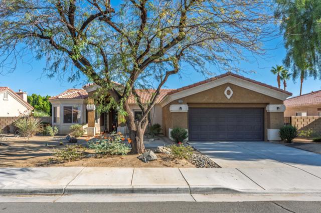 74082 Daisy Lane, Palm Desert CA: https://media.crmls.org/mediaz/bd1f38d1-2561-4882-90f3-f52e3eb58e82.jpg