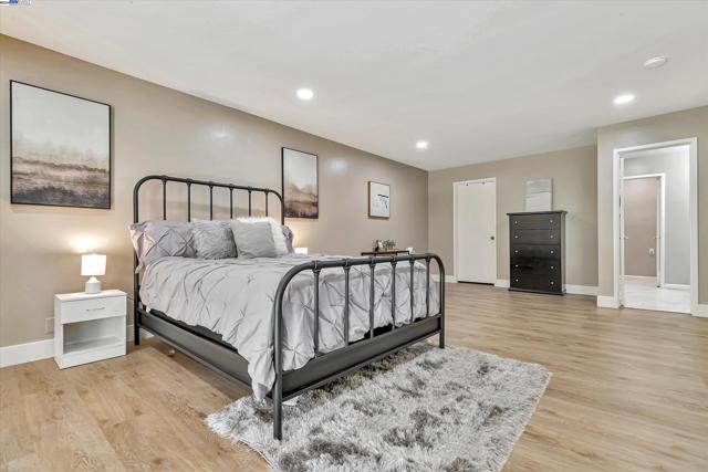 Image 13 of 31 For 39139 Argonaut Way  111