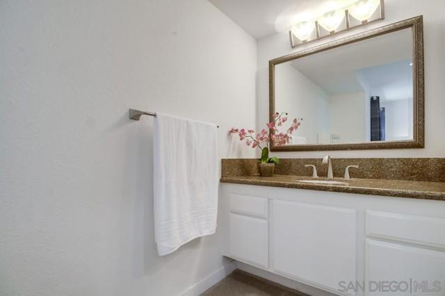 3319 Caminito Eastbluff, La Jolla CA: https://media.crmls.org/mediaz/bd218b24-1dfa-4724-ad3e-7da309958e1a.jpg