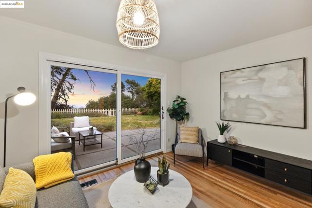 6824 Wilton Dr, Oakland CA: https://media.crmls.org/mediaz/bd2264ec-c1ec-4c20-b4e2-d93dee704cf8.jpg