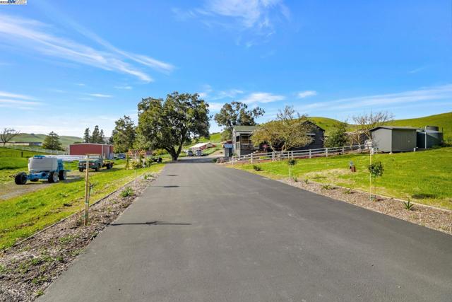 5135 Andrade Rd, Sunol CA: https://media.crmls.org/mediaz/bd22d82d-792d-4224-b4a0-ea9209660a6c.jpg