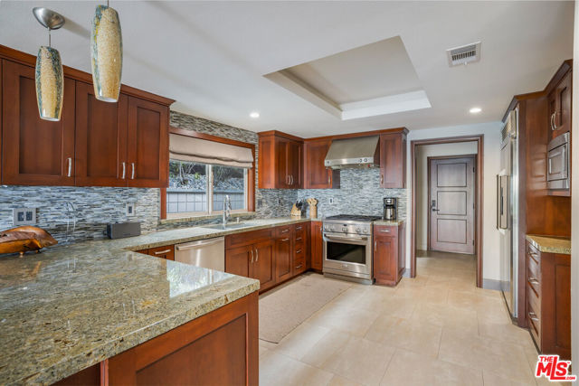 18074 Coastline Drive, Malibu CA: https://media.crmls.org/mediaz/bd22f4c4-ff75-4ac9-bc95-194fd597a289.jpg