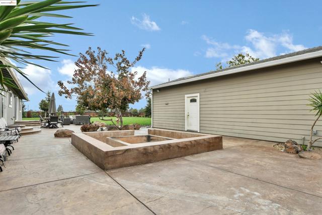 4828 Sellers Ave, Brentwood CA: https://media.crmls.org/mediaz/bd249cd0-9b9a-424b-868f-625c267a1441.jpg