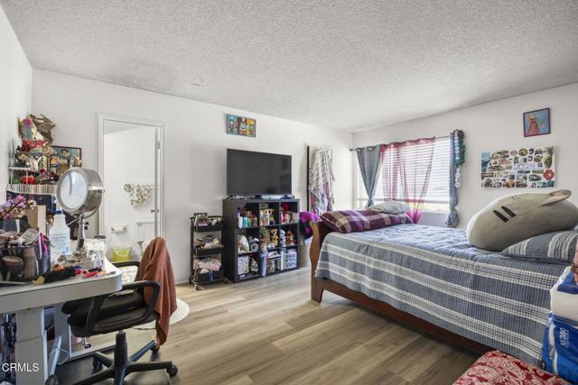 1401 Glenwood Drive, Oxnard CA: https://media.crmls.org/mediaz/bd2520e6-6dae-4e00-8dae-a5136591a616.jpg