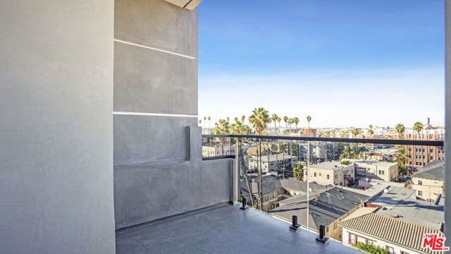 846 S Mariposa Avenue, Los Angeles CA: https://media.crmls.org/mediaz/bd252a22-87d6-4f12-8e93-d5f57fb596fc.jpg