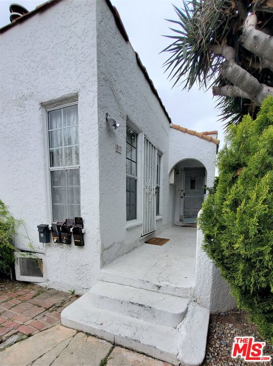 813 N POINSETTIA Place, Los Angeles CA: https://media.crmls.org/mediaz/bd2535d0-3559-4d9c-a601-011b5c7e2332.jpg