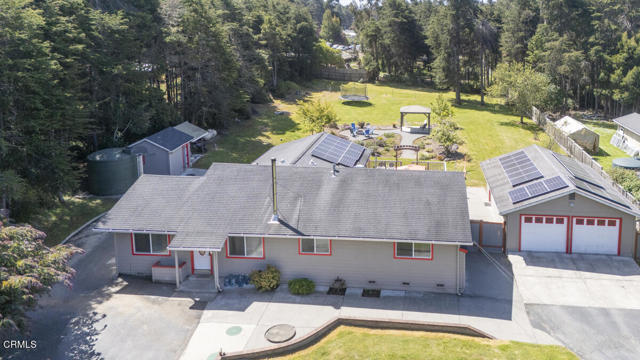 31341 Thomas Lane, Fort Bragg CA: https://media.crmls.org/mediaz/bd2559fb-b0f2-4a20-bbaf-366aea658165.jpg