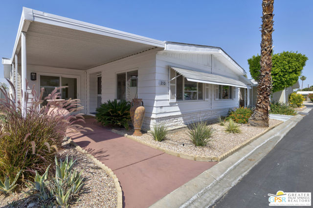 210 Coyote Drive, Palm Springs CA: https://media.crmls.org/mediaz/bd25e540-2824-4f93-88f3-f0b032249c68.jpg