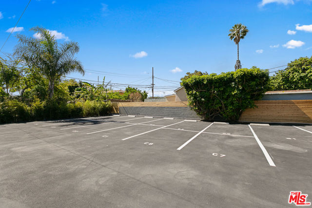 2922 Hauser Boulevard, Los Angeles CA: https://media.crmls.org/mediaz/bd2665d1-ce40-4706-bee2-c4f86bc83b13.jpg