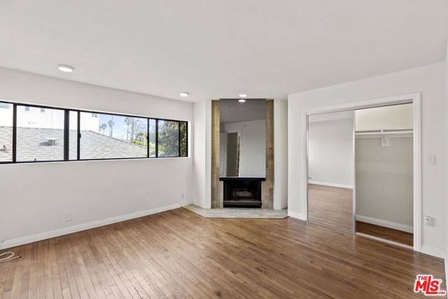 1033 6TH Street, Santa Monica CA: https://media.crmls.org/mediaz/bd26968d-244f-4403-b4e3-30b546a3472d.jpg