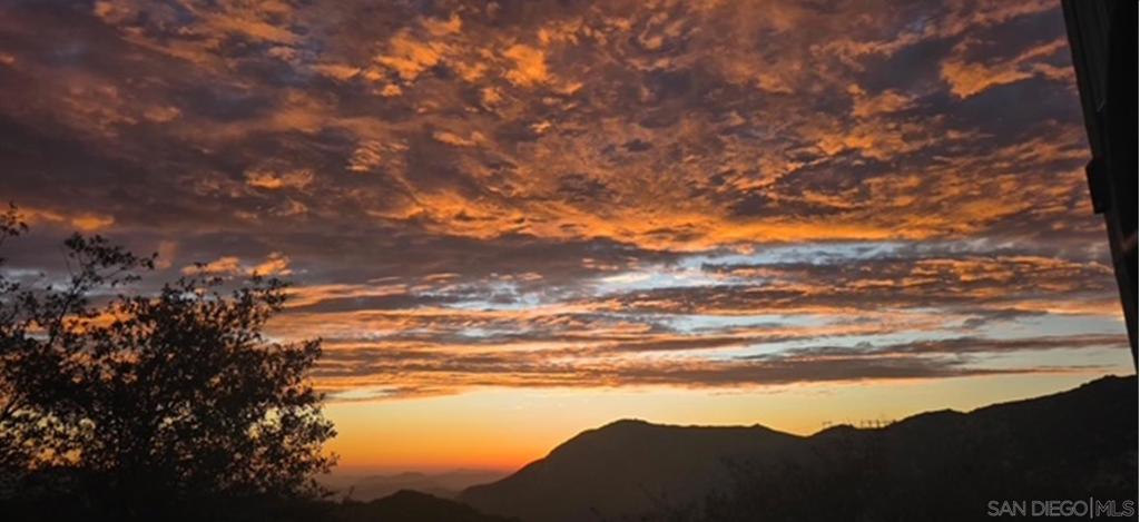 https://media.crmls.org/mediaz/bd27bac9-068f-41b2-96e5-73d001715c56.jpg?preset=X-Large