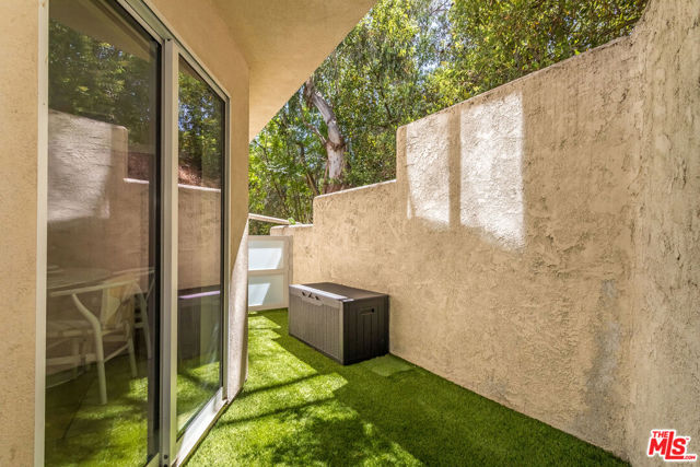 8783 Lookout Mountain Avenue, Los Angeles CA: https://media.crmls.org/mediaz/bd2826c3-1b98-4181-9935-06a94ee189f0.jpg
