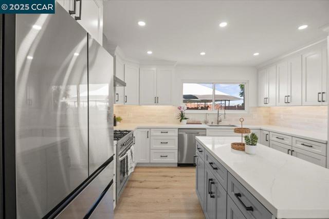 118 Cottonwood Ct, Hercules CA: https://media.crmls.org/mediaz/bd28e53f-bdac-4412-86e7-1e391f78fd14.jpg