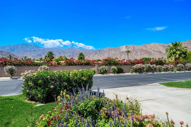78328 Calle Las Ramblas, La Quinta CA: https://media.crmls.org/mediaz/bd29db1e-8709-41d5-bab5-d7093fe733a9.jpg