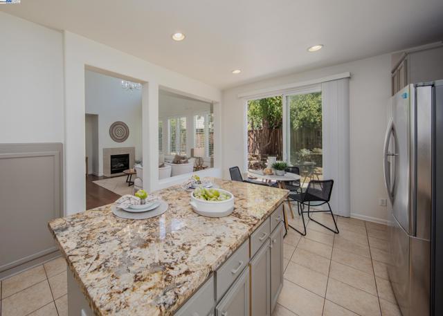 555 Centre Court Dr, Tracy CA: https://media.crmls.org/mediaz/bd2bf92c-dde6-45e1-9242-408bb1232df9.jpg