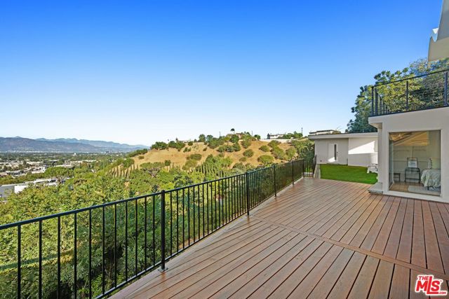 3631 Sunswept Drive, Studio City CA: https://media.crmls.org/mediaz/bd2c3b0b-5750-4d67-98ae-ba9c3a643baf.jpg