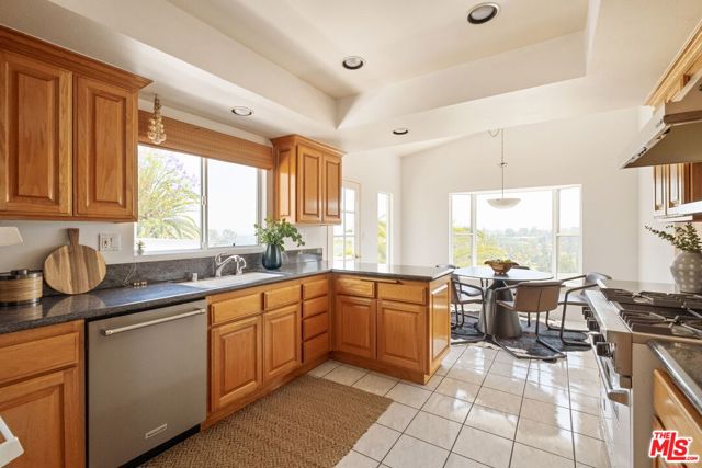 21694 Yucatan Avenue, Woodland Hills CA: https://media.crmls.org/mediaz/bd2ddd73-34a8-4239-90c3-cd456e15069d.jpg