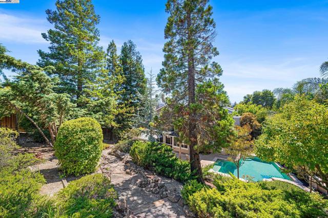 639 Canyon Crest Rd East, San Ramon CA: https://media.crmls.org/mediaz/bd2e63b9-b460-43c9-b685-86ceeab3e079.jpg