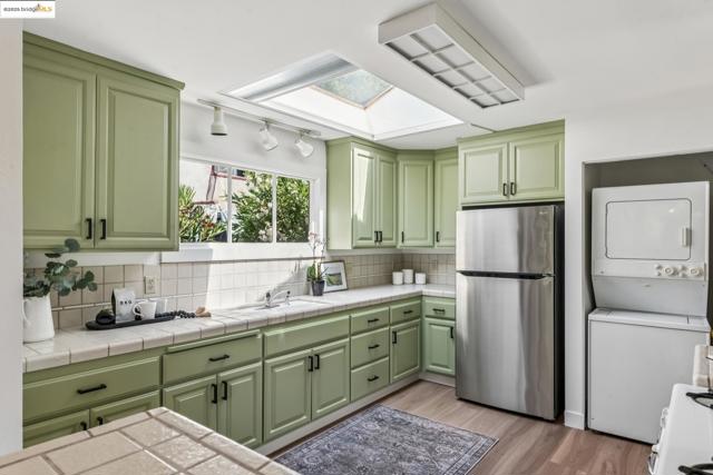 3176 Jordan Rd, Oakland CA: https://media.crmls.org/mediaz/bd2ec9a0-3a35-4e0f-a3d4-80bd2e927e2e.jpg