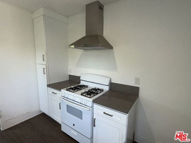 1145 E 10th Street, Long Beach CA: https://media.crmls.org/mediaz/bd2fdfed-9548-41bd-9e60-5e0dfc1237fa.jpg