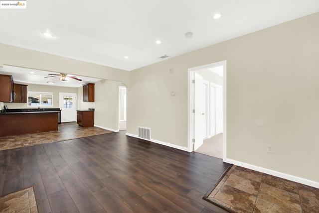 1232 78Th Ave, Oakland CA: https://media.crmls.org/mediaz/bd30448b-c3d5-4bc4-949b-94d2acf21f7a.jpg