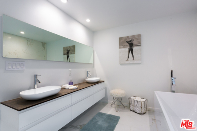 774 N KENTER Avenue, Los Angeles CA: https://media.crmls.org/mediaz/bd305d87-382d-4c03-b6e5-69575e191720.jpg