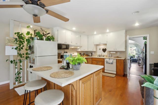 1101 Palm Avenue, Martinez CA: https://media.crmls.org/mediaz/bd3086b9-b0a8-4914-8afc-502e642e0045.jpg