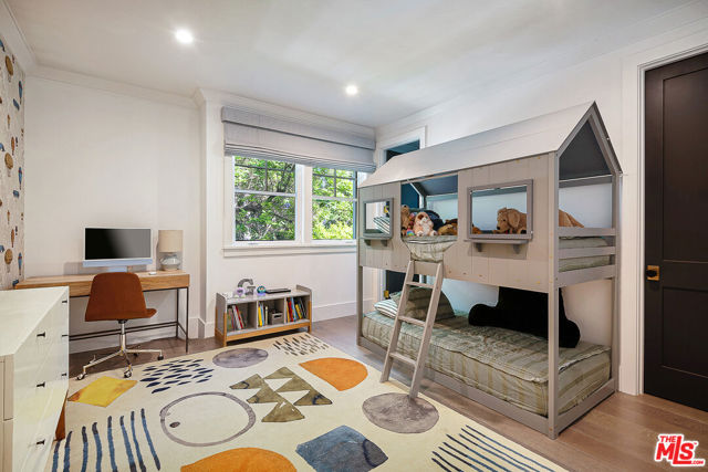 4117 Dixie Canyon Avenue, Sherman Oaks CA: https://media.crmls.org/mediaz/bd30a006-4005-42e7-b010-0079ff74aa60.jpg