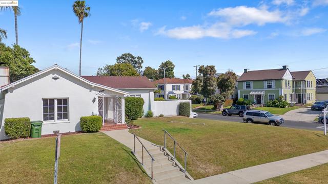 1136 S Ridgeley, Los Angeles CA: https://media.crmls.org/mediaz/bd30a327-0a0a-456c-a173-b1a80e03f127.jpg