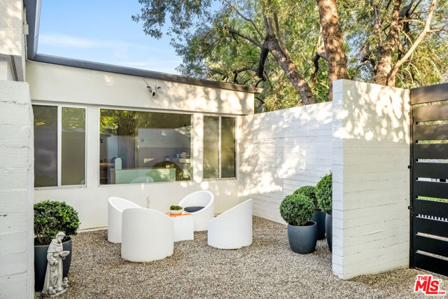 16745 Bosque Drive, Encino CA: https://media.crmls.org/mediaz/bd31d0d9-6842-49a8-9251-5761d8914453.jpg