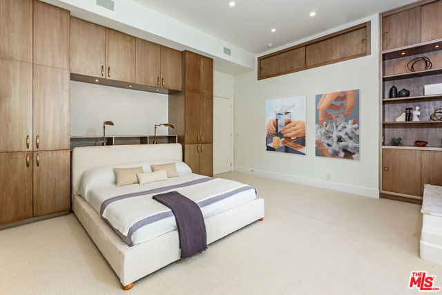 739 20th Street, Santa Monica CA: https://media.crmls.org/mediaz/bd320816-54f3-4e45-b595-c59fd10fb842.jpg