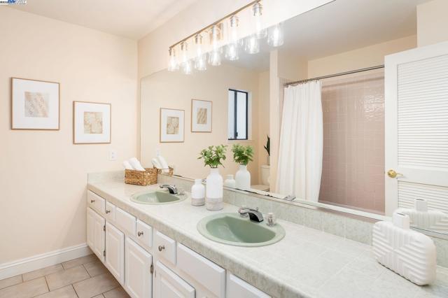 20 Donna Ln, Danville CA: https://media.crmls.org/mediaz/bd32a99b-9c79-4be0-89e3-7452079f0cfb.jpg