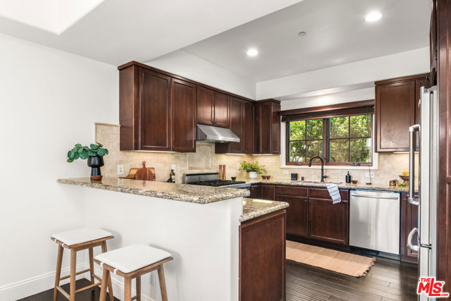 851 19th Street, Santa Monica CA: https://media.crmls.org/mediaz/bd32e087-3e59-45d4-8c87-f6bfafeb78f0.jpg