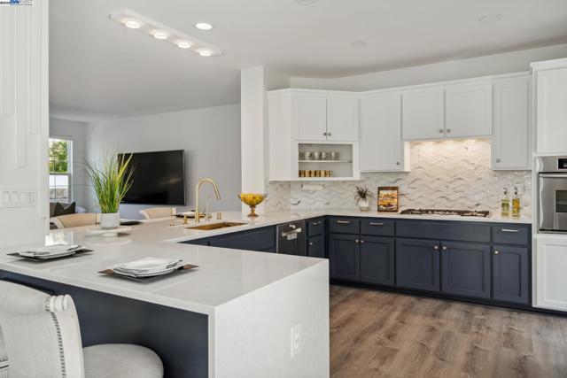 418 Golf Ct, Walnut Creek CA: https://media.crmls.org/mediaz/bd3322ed-72a1-4954-8ce1-dffa5e60213b.jpg
