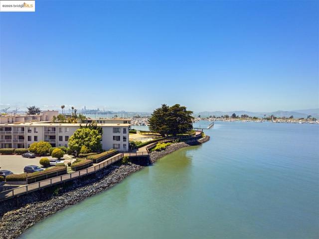 2 Commodore DR, Emeryville CA: https://media.crmls.org/mediaz/bd34148d-3de0-4421-b200-e1dbee0eeb19.jpg